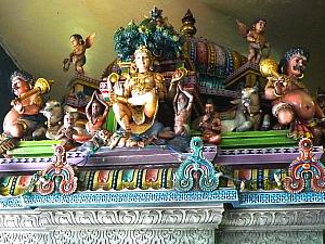 寺院内右手の祠の上のシヴァ像