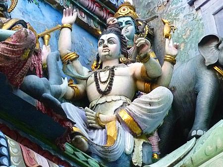 南西部の屋根のシヴァ像。頭から出た顔は女神ガンガー。