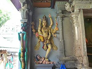 祭壇の左横にいる踊るシヴァ像