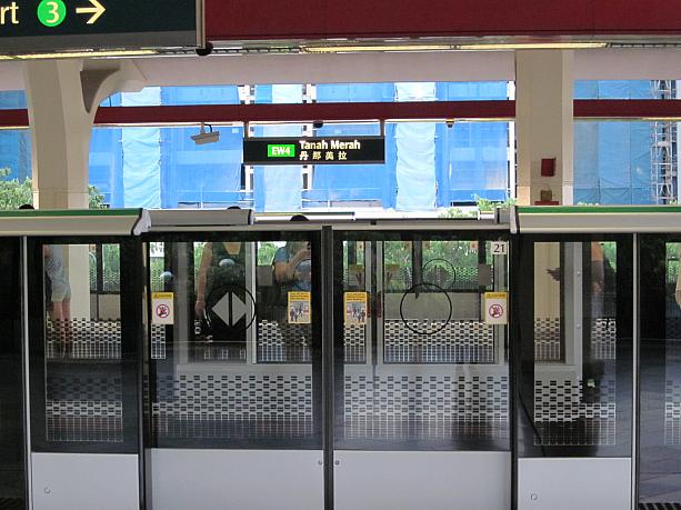 中央の線路は空港とタナメラを往復するチャンギエアポートエクステンション線。