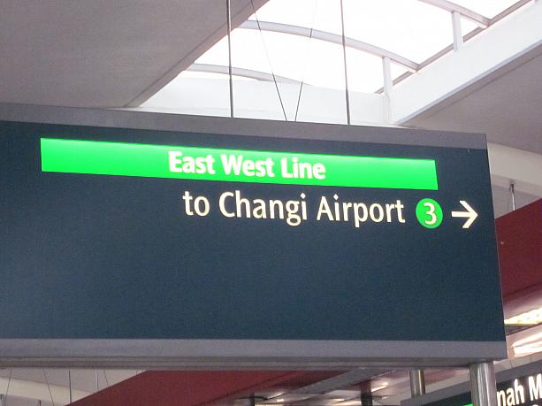 市内から空港へはChangi Airport行きに乗ればチャンギ空港へ。