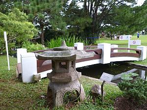 石灯籠と太鼓橋がある日本庭園