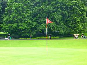 庭園のゴルフコースとホールの国旗