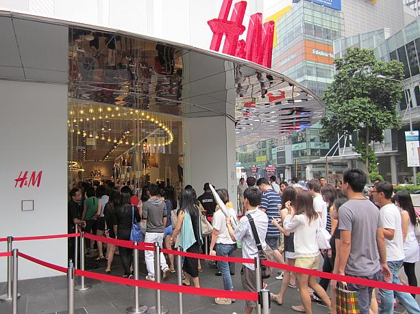 お店に入るのに、列に並ぶということはもうないのですが、店内はかなり混雑しています。