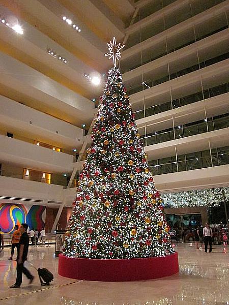 マリーナ・ベイ・サンズの巨大クリスマスツリー