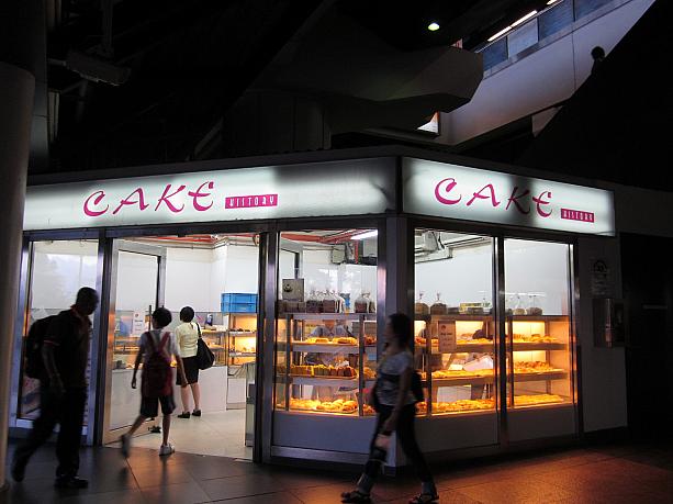 駅の中にはパン屋のほか、食べ物のお店が数軒。