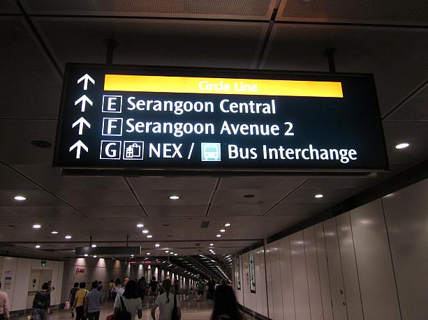 ノース・イースト線でセラングーン駅へやってきました。黄色で書かれたサインはサークル線。