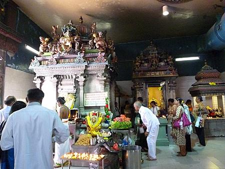 多くのヒンドゥー教徒たちが朝早くから祈りを捧げています。