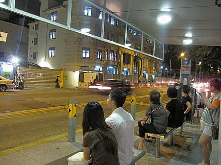夜遅くてもバスを待つ人たちは多いです！
