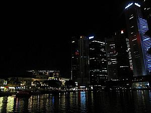 高層ビルの間に流れるシンガポールリバー