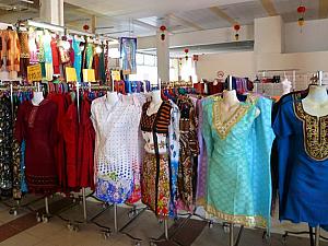 様々な色のパンジャビ・ドレス
