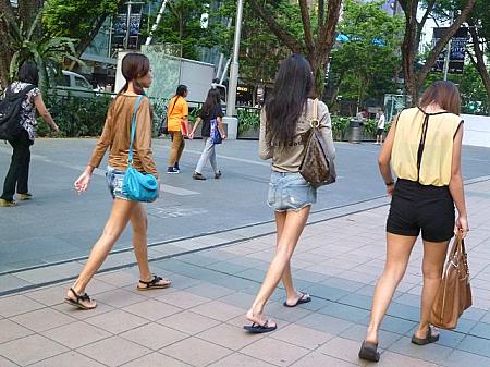 華人系女性はショートパンツにビーチサンダルが基本。<br>脚が細くて長いので、よく似合います。