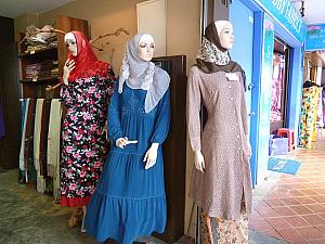イスラム教徒の女性の衣服が並ぶ<br>アラブ・ストリートの店舗。華やか！