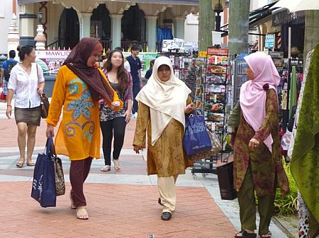 ブッソーラ・ストリートを歩くマレー系女性たち。<br>左の人はヒジャブとパンツを臙脂色で合わせています。