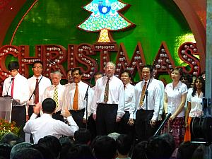 合唱隊がクリスマスソングを披露