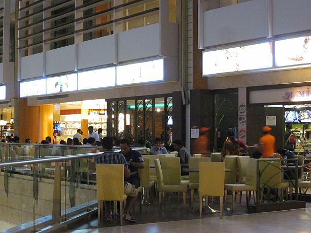 チェックインカウンターのちょうど上階にあるインド料理のお店も人がいっぱいでした！
