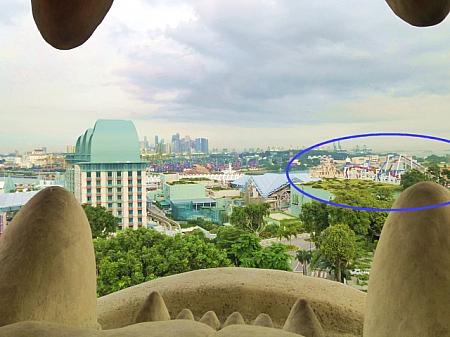 口からの眺め。牙のシルエットが楽しい。<br>右手にユニバーサル・スタジオ・シンガポールが見えます。