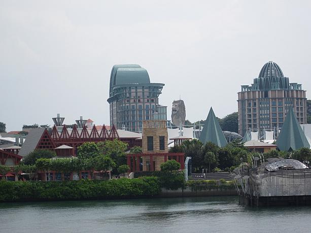 セントーサ島のマーライオンもここからちょっとだけ見えますよ！