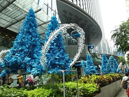 マンダリン・ギャラリーに並ぶ青いクリスマスツリーたち