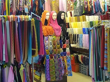 刺繍やスパンコールが付いたヒジャブが並んでいます。