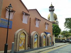 モスク付近に並ぶ壁画