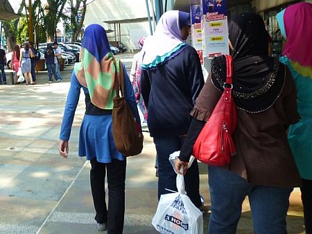 リトル・インディアのムスタファ・センター付近を歩く<br>イスラム女性たち。カラフルなヒジャブ使いに注目！