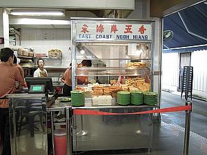 店内にはNgoh Hiangという魚のすり身を揚げたさつま揚げのようなものも売っていて、これも大人気です。