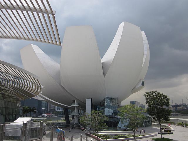 アート サイエンス ミュージアム前に恐竜が シンガポールナビ