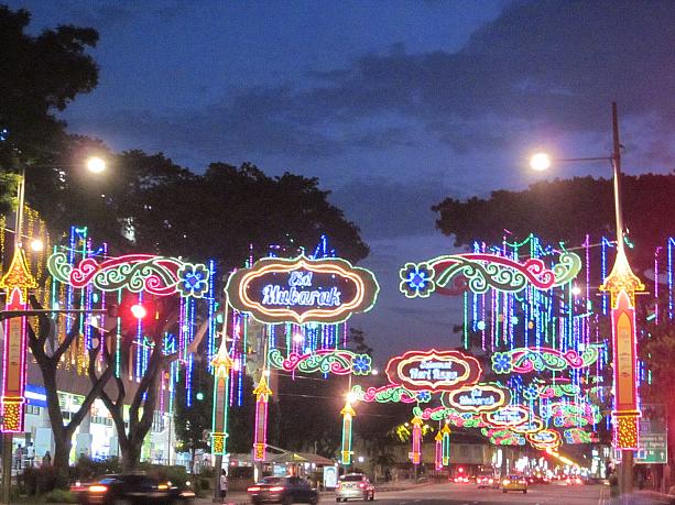 MRT Paya Lebar駅からすぐのGeylang Seraiではライトアップでにぎわっています。