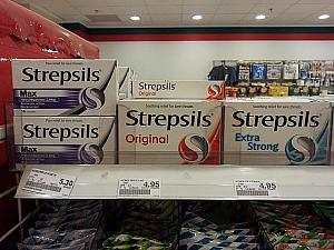 Strepsils(ストレプシルズ)は色々なフレーバーがありますが、写真左のMaxが一番強力です。