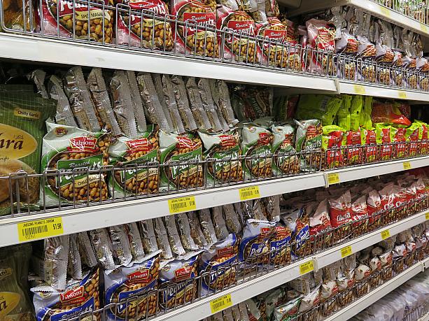 ナッツ類は不動の人気。小さいパックのはばらまきお土産にもどうぞ！