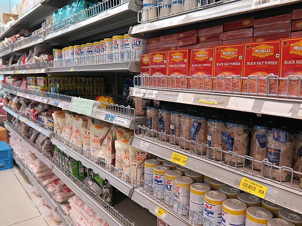 やっぱり旅のお土産さがしはここが人気なんですかねー。食料品コーナー！
各種取り揃えられた塩の数々！