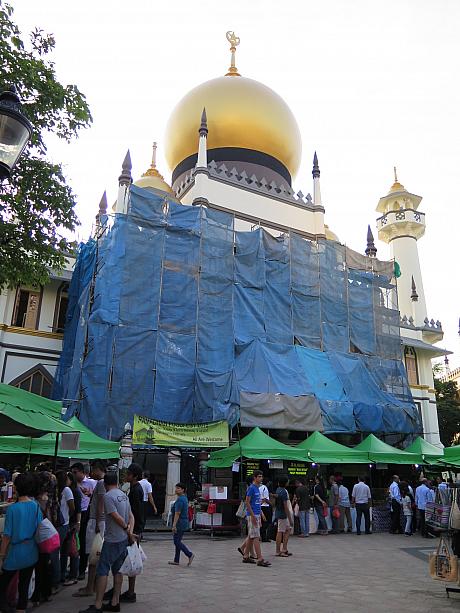 ラマダン期間中に開催される、ラマダン・フードフェスティバルです。残念ながらご覧の通りサルタンモスクは現在一部が改修工事中。