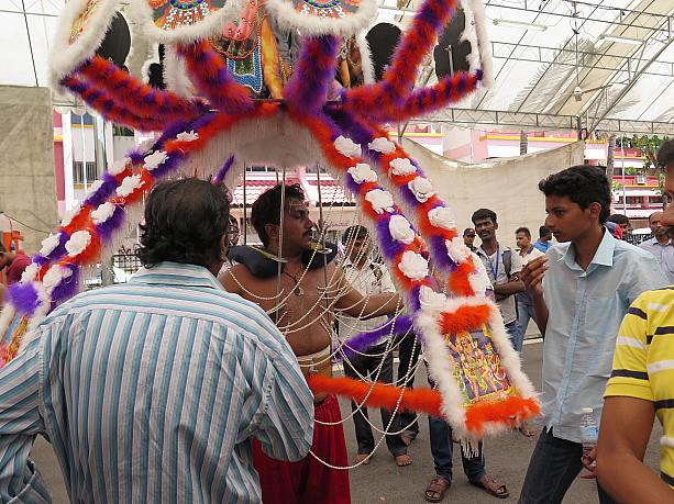 視覚的にとても刺激的なのですが、神聖なお祭りでもあります。インドでも開催されていないお祭り。貴重なお祭りですね！