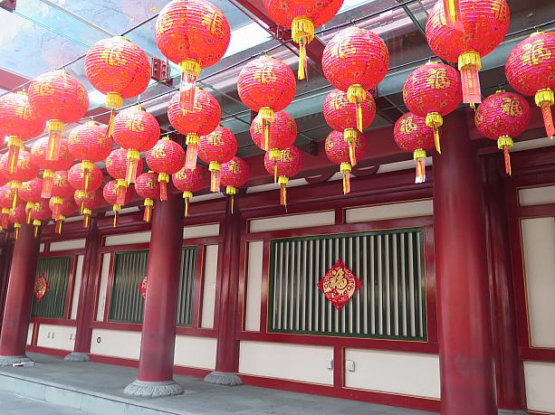 いよいよ今週末、旧正月がやってきます！チャイナタウンはただいま真っ赤に彩られています！仏教寺院の「新加坡佛牙寺龍牙院」もごらんの通り旧正月仕様です。
