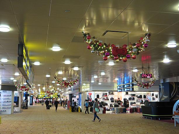 空港内もクリスマスの飾りがありますが、街中ほど派手ではなく、控えめ。