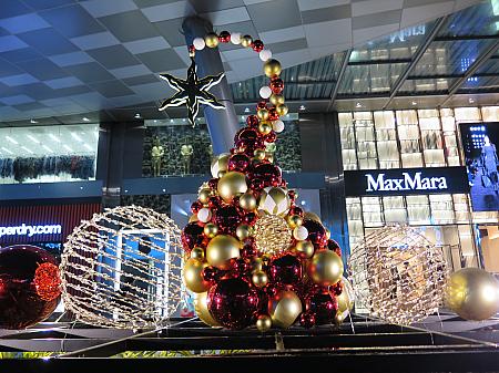 ショッピングセンター前のクリスマスのデコレーション