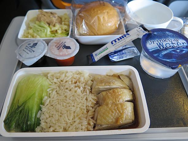 今回の機内食はプレミアムエコノミー搭乗者も選べる、ブック･ザ･クックから事前予約して、チキンライスを。予想以上に本格的で美味しかったです♡そして食後のアイスはマンゴでした♬