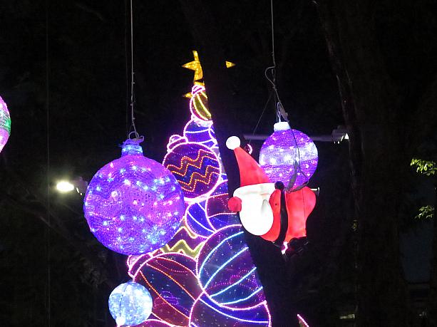 オーチャード・ロードのクリスマスライトアップ。今年はちょっと控えめな印象です。ぶら下がっているサンタが可愛い