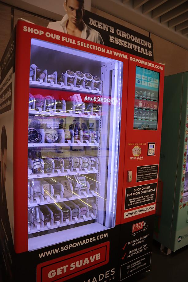 男性用日用品の自動販売機。シンガポールに持ってくるのを忘れても安心！？