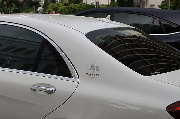 ラッフルズホテルのロゴ入りの車。高級感がアップして見えます。笑