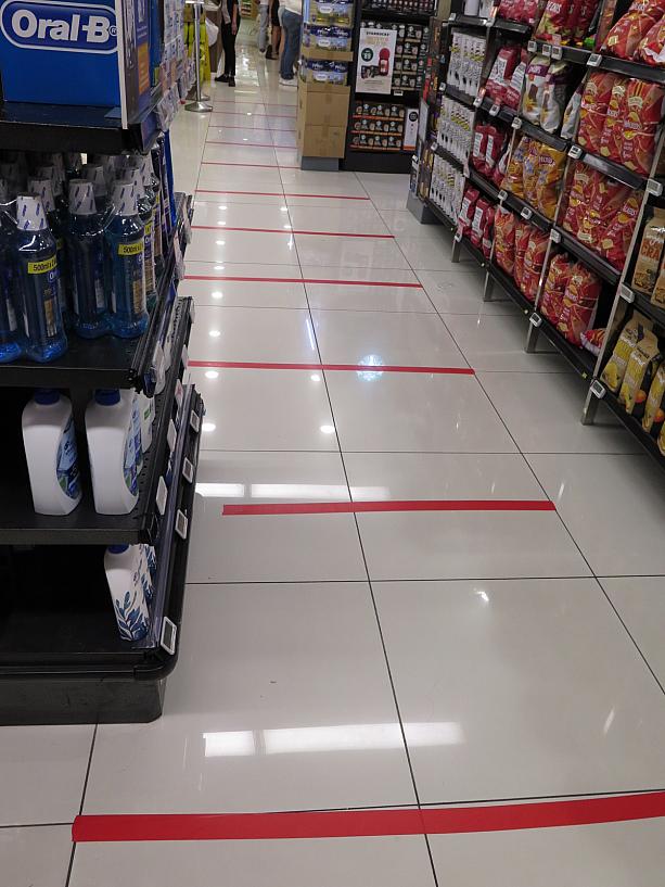 スーパーのレジでも1メートル離れて並ぶように赤のラインがあります。