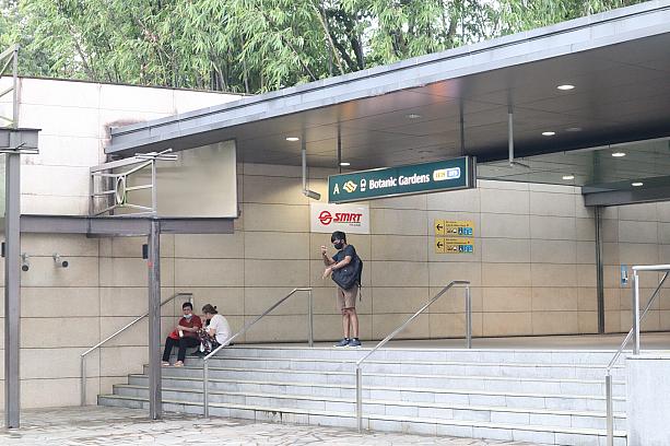 MRTの駅から出てすぐなのでアクセス便利です。