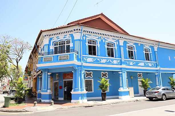鮮やかな青のショップハウス。