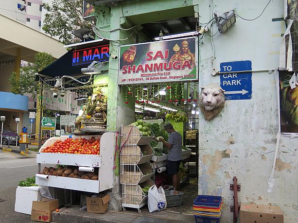 リトルインディアです。このあたりフルーツや野菜が積まれて売っています。