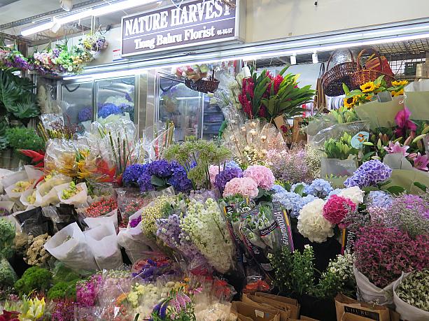 この日は、ティオンバル・マーケットへ。まず入口近くで目立っていたお花屋さん。