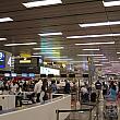 この日は空港のターミナル1へ。チェックインカウンターが混雑しています。