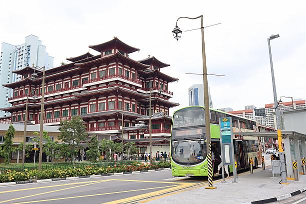 パワースポットと言われている新加坡佛牙寺龍牙院が駅の前。
