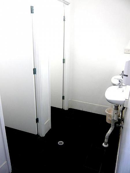 浴室・トイレがない客室用の共用バスルーム。 