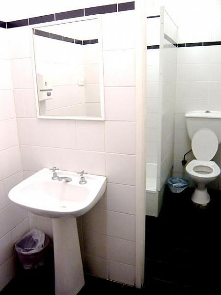 浴室・トイレがない客室用の共用バスルーム。 